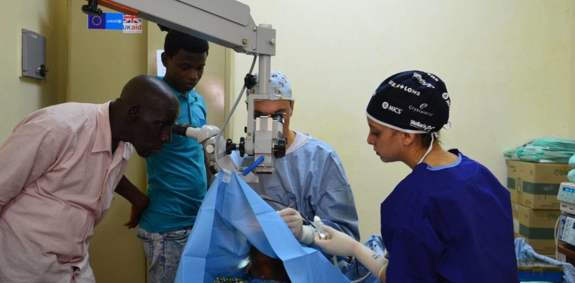 Dottor Alberto D'Autilia durante un'operazione oculistica in Sierra Leone