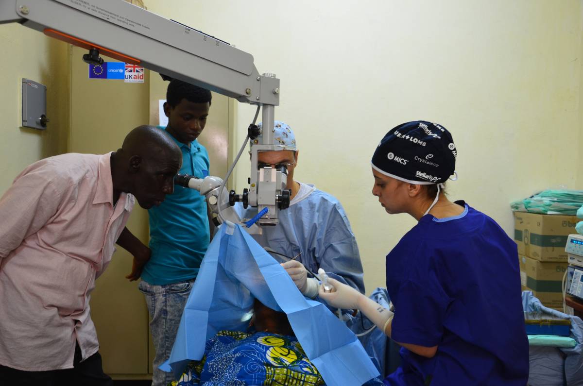 Dottor Alberto D'Autilia durante un'operazione oculistica in Sierra Leone